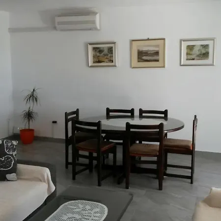 Tolles Haus In Okrug Gornji Mit Eigenem Balkon Holiday home