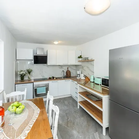 Tolles Haus In Okrug Gornji Mit Eigenem Balkon * Traù