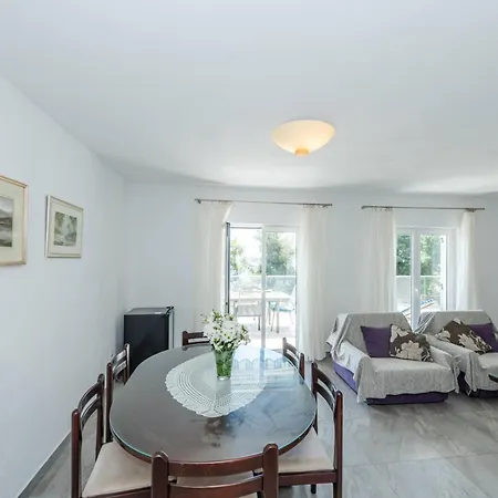 Tolles Haus In Okrug Gornji Mit Eigenem Balkon Traù