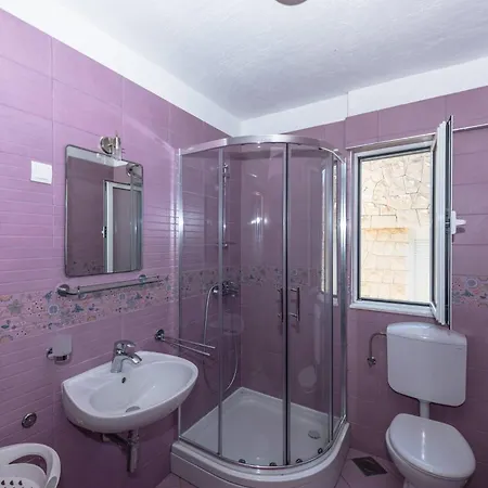 Tolles Haus In Okrug Gornji Mit Eigenem Balkon Casa vacanze *
