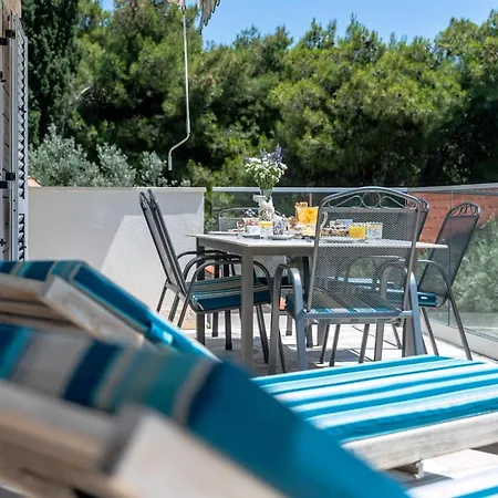 Tolles Haus In Okrug Gornji Mit Eigenem Balkon Prázdninový dům Trogir